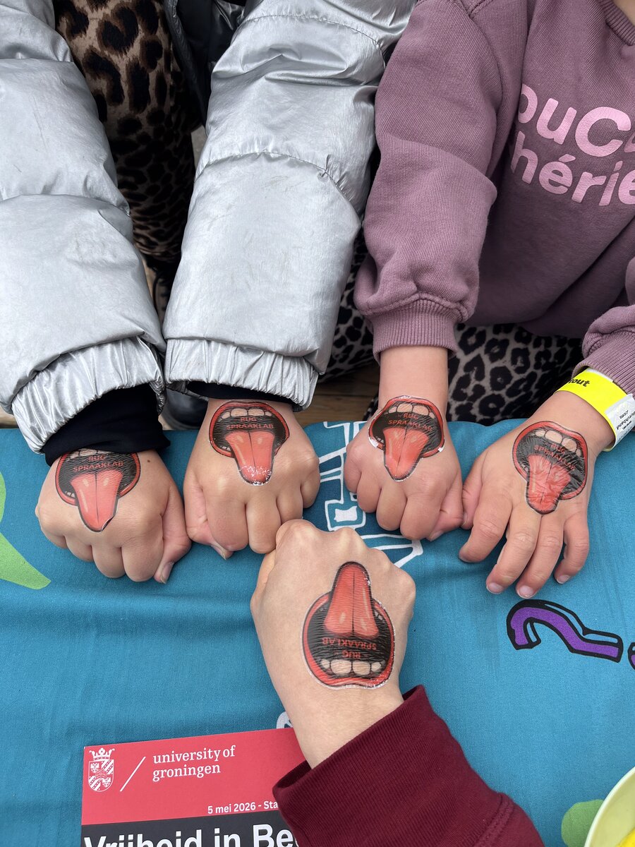 Children with SPRAAKLAB tongue tattoos at Bevrijdingsfestival Groningen